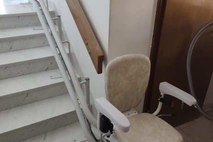 Uspješno ugrađena stolica za osobe smanjene pokretljivosti na Gripama